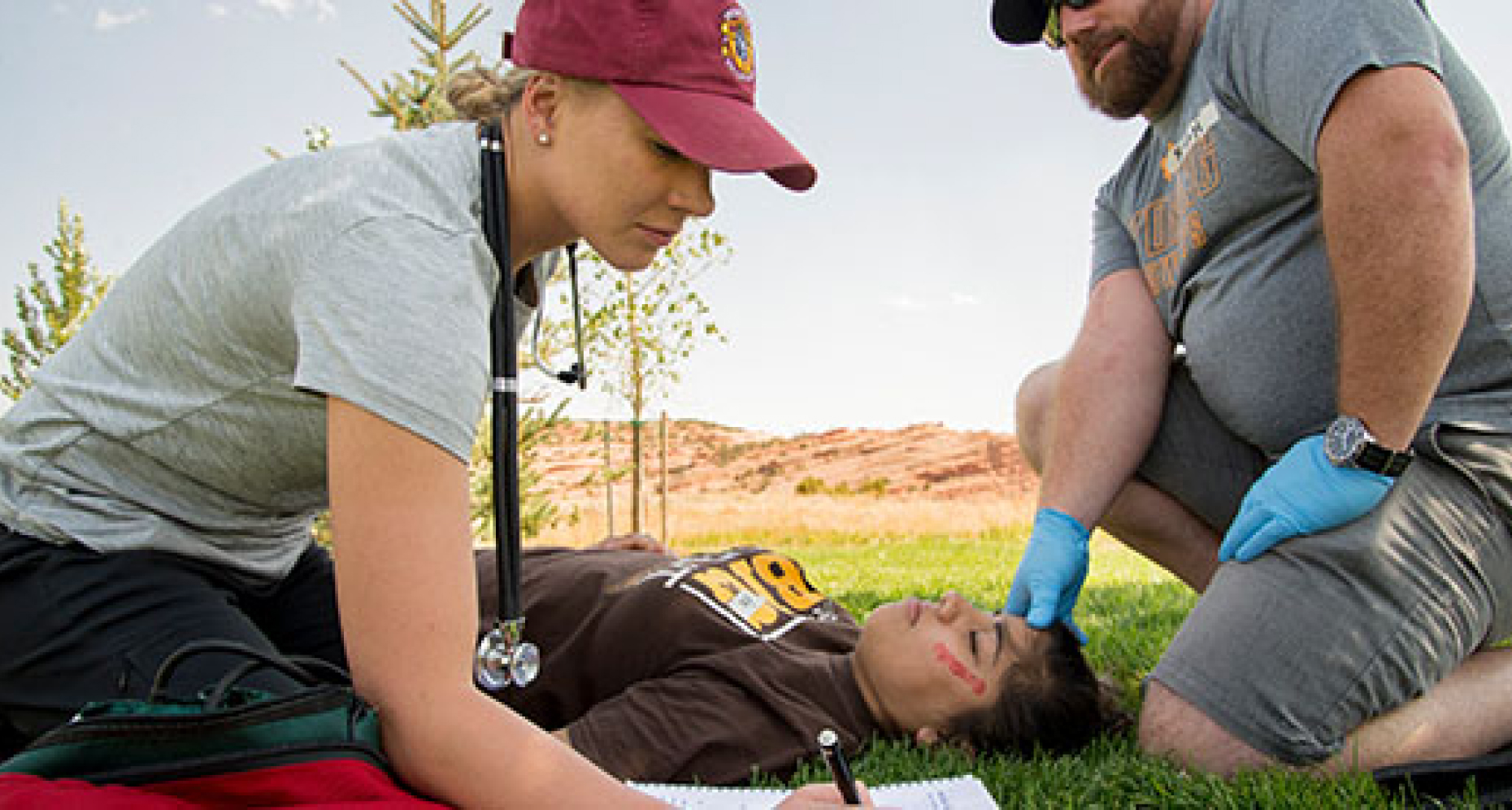 Students in the WWAMI program practicing medical assessments 